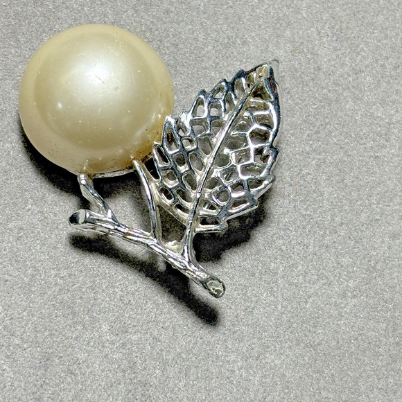 Vintage Sarah Coventry Large Faux Pearl Silver- Tone Domed Pin Brooch - Picture 1 of 12